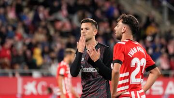 GIRONA, 04/11/2022.- El delantero del Athletic Gorka Guruzeta (i) celebra tras marcar ante el Girona, durante el encuentro de la decimotercera jornada de LaLiga entre el Girona FC y el Athletic Club de Bilbao que disputan este viernes en el Estadio Municipal de Montilivi, en Girona. EFE/David Borrat
