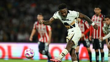 Pumas' Colombian defender #77 Alvaro Angulo takes and misses a penalty kick during the Liga MX Apertura tournament football match between Pumas and Guadalajara at the Olimpico Universitario Stadium in Mexico City on October 5, 2025. (Photo by Yuri CORTEZ / AFP)
