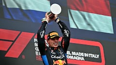 La alegría de Verstappen en el podio de Ímola