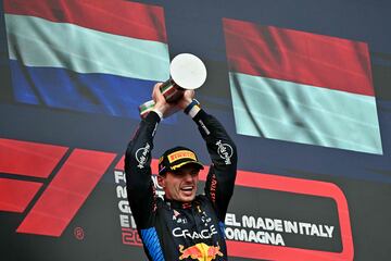 La alegría de Verstappen en el podio de Ímola