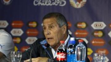Uruguay's soccer head coach Oscar Tabarez speaks during a news conference at the National Stadium in Santiago, Chile, June 23, 2015. Uruguay will play against Chile on June 24 in their quarter-finals soccer match at the Copa America in Chile. REUTERS/Carlos Garcia Rawlins