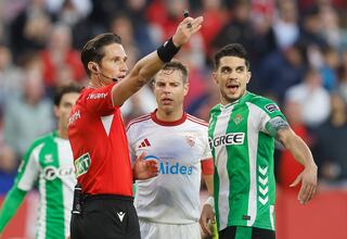 Así vivió el derbi sevillano el equipo arbitral: “La roja se la ha sacado él solo”