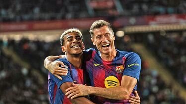 2-1. Robert Lewandowski celebra el segundo gol con Lamine Yamal.