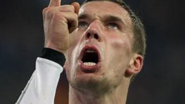 <strong>PARA ENKE.</strong> Los goles de Podolski, dedicados a la memoria de Enke.