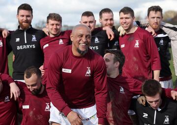 Roberto Carlos jugó un amistoso con el club amateur inglés Bull in de Barne