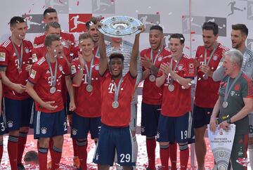 Con trofeo y cerveza en mano Bayern y James celebran el título