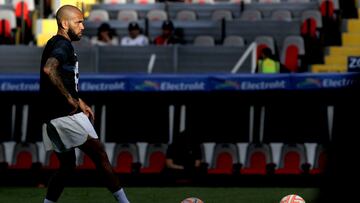 Pumas' Brazilian defender Daniel Alves trains before his Mexican Apertura tournament football match against Atlas at the Jalisco stadium in Guadalajara, Mexico, on September 3, 2022. (Photo by Ulises Ruiz / AFP)