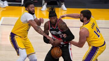 Marc Gasol y Anthony Davis luchan por un bal&oacute;n en defensa durante un partido de la NBA entre Los Angeles Lakers y Portland Trail Blazers