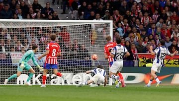 4-0. Centro de Javi Galn al corazn del rea y Alexander Sorloth, con la izquierda, saca un disparo cruzado para batir una vez ms a Alejandro Remiro.