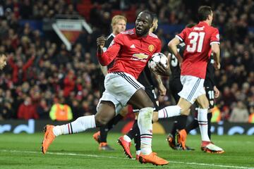 1-2. Romelu Lukaku celebró el primer gol de los diablos rojos.