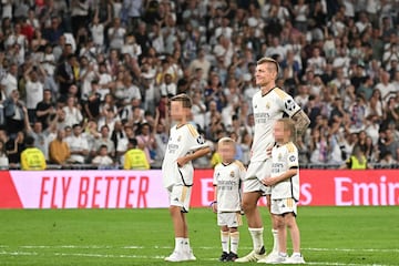 Tras finalizar el partido, Toni Kroos salta al terreno de juego con sus tres hijos para dar una merecida vuelta de honor al estadio Santiago Bernab¨¦u.