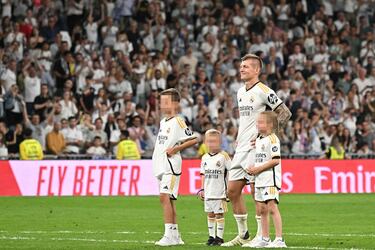 Tras finalizar el partido, Toni Kroos salta al terreno de juego con sus tres hijos para dar una merecida vuelta de honor al estadio Santiago Bernabéu.