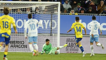 Andrada no puede detener el remate de Jesé.