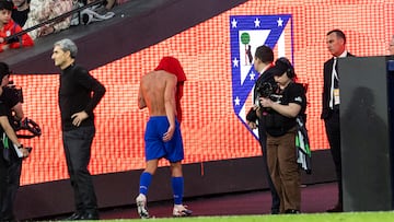 Momento en el que Barrio se retira al vestuario tras lesionarse ante el Athletic.