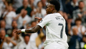 MADRID, 09/11/2024.- El delantero brasileño del Real Madrid Vinicius Junior celebra uno de sus goles durante el partido de la jornada 13 de LaLiga entre Real Madrid y Osasuna, este sábado en el estadio Santiago Bernabéu en Madrid.-EFE/ Daniel González