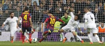 2-2. Messi marca el gol del empate.