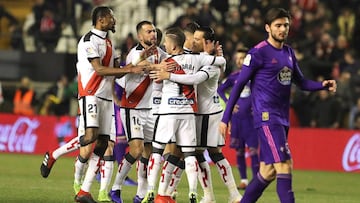Los jugadores del Rayo celebran uno de los goles de De Tomás.
