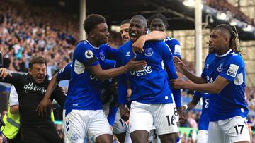LIVERPOOL, ENGLAND - MAY 28: Abdoulaye Doucoure of Everton celebrates with James Garner after scoring the opening goal and Demari Gray (left) during the Premier League match between Everton FC and AFC Bournemouth at Goodison Park on May 28, 2023 in Liverpool, England. (Photo by Simon Stacpoole/Offside/Offside via Getty Images)