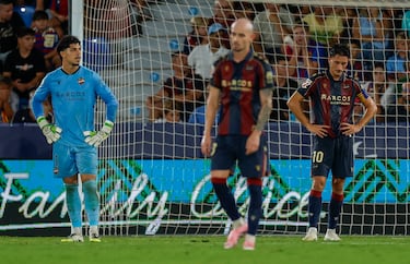 Los jugadores de la fuga lamentan cómo perdieron un juego que ganó por dos goles.