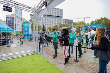 La Plaza de España de Madrid acoge la Fan Zone de los Miami Dolphins. 