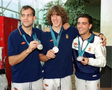 Gabri, Puyol y Xavi con la medalla de plata conseguida en los Juegos Ol¨ªmpicos de Sidney 2000 con Espa?a.