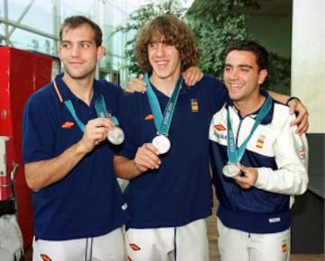 Gabri, Puyol y Xavi con la medalla de plata conseguida en los Juegos Olímpicos de Sidney 2000 con España.