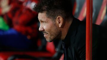 Atletico Madrid's Argentinian coach Diego Simeone watches during the Spanish League football match between RCD Mallorca and Atletico de Madrid at the Visit Mallorca stadium in Palma de Mallorca on November 9, 2022. (Photo by JAIME REINA / AFP)