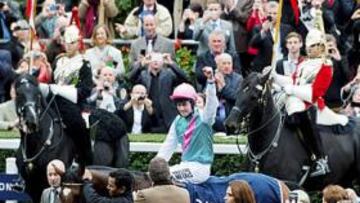 <b>HONORES AL REY. </b>Frankel entra en el paddock de Ascot escoltado y con su jockey, Tom Queally, celebrando la victoria.