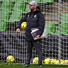 José Alberto: “¿Fichar lateral derecho? Estoy súper contento con la plantilla”