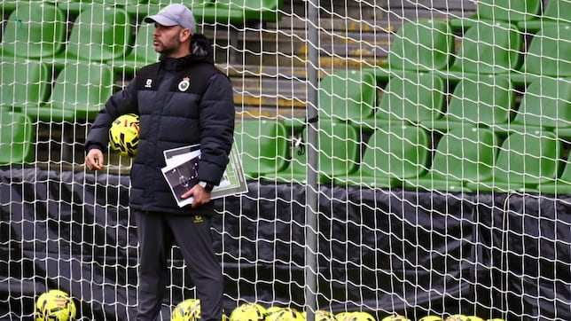 José Alberto: “¿Fichar lateral derecho? Estoy súper contento con la plantilla”