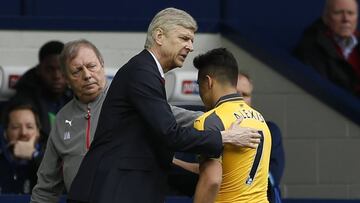 Arsene Wenger y Alexis Sánchez.