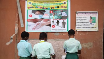 Lagos (Nigeria), 26/08/2020.- Babs Fafunwa Millennium Senior Secondary students wash their hands in a basin as they resume to write the West African Examination Council (WAEC) examination in Ojodu district in Lagos, Nigeria 26 August 2020. Earlier this mo