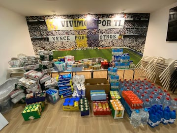 Alimentos recogidos por la peña madridista de Denia para enviar a los afectados por la DANA.