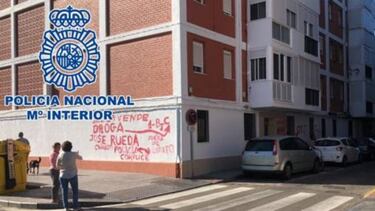 Un ‘camello’ es delatado en Cádiz por sus vecinos con una pintada: “Se vende droga aki”