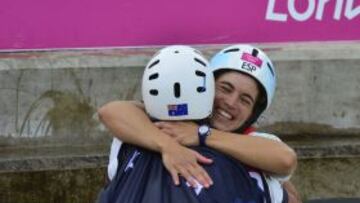 Jessica Fox abraza a Maialen Chourrau.