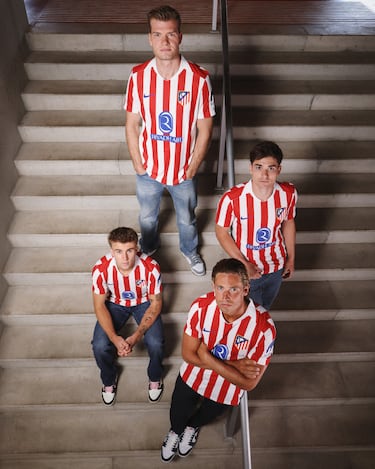 El nuevo uniforme del Atlético de Madrid combina elementos clásicos con una estética actual, manteniéndose fiel a la identidad rojiblanca del club. "La camiseta presenta cinco franjas verticales rojas intercaladas por cuatro blancas y tiene un cuello -también blanco- cuyo diseño 'vintage' aporta un toque distintivo".