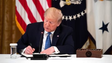 Washington (Untied States), 19/05/2020.- US President Donald J. Trump signs an executive order making hundreds of deregulations made in the age of coronavirus permanent, during a Cabinet meeting in the East Room at the White House in Washington, DC, USA,