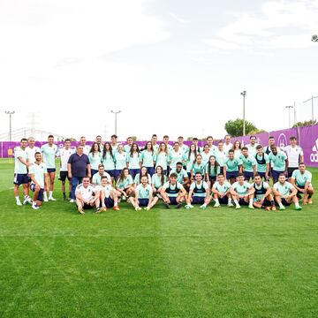 Los jugadores del Real Valladolid y las jugadoras del RV Simancas se fotografiaron el 24 de agosto.