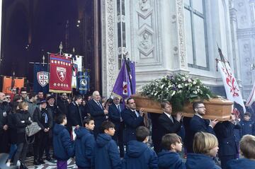 Trabajadores de la funeraria transportan los restos mortales del capit芍n del Fiorentina, Davide Astori, durante su funeral en Florencia.