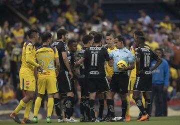 Jugadores de Monterrey reclamando por la expulsión de Jesús Molina.