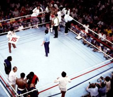 1 de octubre de 1975. 'A Thrilla in Manila'. Tercer combate entre Ali y Frazier. El dominio de Muhammad Ali y la gran resistencia de Joe Frazier pese al castigo recibido fueron los elementos que marcaron la pelea. Llegó el round 14 y el manager de Joe, Eddie Futch decidió que su boxeador no podía más y le dijo de manera contundente: “Todo terminó, nadie olvidará lo que hiciste aquí hoy”.
