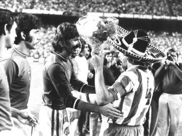 1 de septiembre de 1976. El Atlético de Madrid homenajeó al gran Adelardo con un partido amistoso frente a México. 40.000 rojiblancos disfrutaron de la despedida al futbolista con más partidos de la historia atlética. El partido acabó 0-1 para los mejicanos.