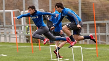 Barrenetxea, que vuelve al equipo donostiarra tras dejar atrás su lesión, y Oyarzabal salvan unas vallas en la sesión de ayer en Zubieta.