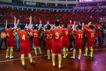 Los jugadores saludan a los aficionados tras el final del encuentro. 