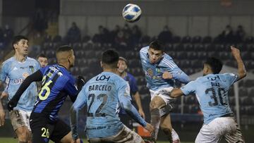 Futbol, Huachipato vs O’higgins.
Decimoctava fecha, campeonato Nacional 2022.
El jugador de O’higgins Cristobal Castillo, centro, disputa el balon con Carlos Lobos de Huachipato durante el partido de primera division realizado en el estadio CAP de Talcahuano, Chile.
17/07/2022
Eduardo Fortes/Photosport
Football, Huachipato vs O’higgins.
18th date, 2022 National Championship.
O’higgins’s player Cristobal Castillo, center, battles for the ball against Carlos Lobos of Huachipato’s during the first division match held at the CAP stadium in Talcahuano, Chile.
17/07/2022
Eduardo Fortes/Photosport