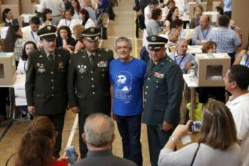 Militares colombianos se toman fotos con los colombianos residentes en Madrid que han acudido a votar.