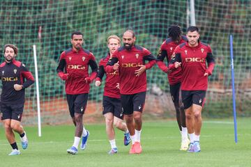 Los jugadores del Cdiz, entrenndose antes de medirse con el Madrid.