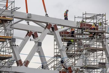 Así avanzan las obras remodelación y modernización del Santiago Bernabéu. Ni las lluvias de elevada intensidad caídas en la capital ni los efectos de la DANA climatológica que están afectando a toda España han frenado el ritmo de las obras cuya finalización está prevista para principio del mes de octubre de 2022, aunque es factible que la finalización de la reforma finalice unos meses antes de lo previsto.