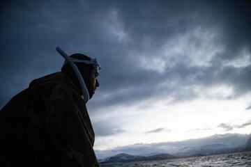 El cinco veces campe¨®n mundial de apnea, el franc¨¦s Arthur Guerin-Boeri, observa desde el barco antes de sumergirse en las profundidades para detectar orcas.