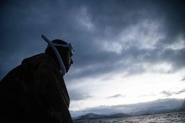 El cinco veces campeón mundial de apnea, el francés Arthur Guerin-Boeri, observa desde el barco antes de sumergirse en las profundidades para detectar orcas.